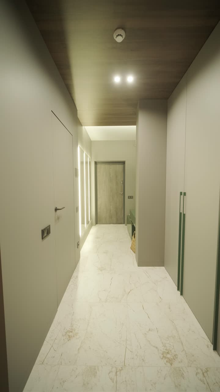 Stilvolles und elegantes minimalistisches Wohninterieur mit klaren Linien, neutralen Farben und warmer Umgebungsbeleuchtung, das eine gemütliche und moderne Atmosphäre schafft