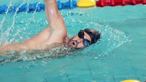 Hombre-En-Forma-Nadando-En-La-Piscina