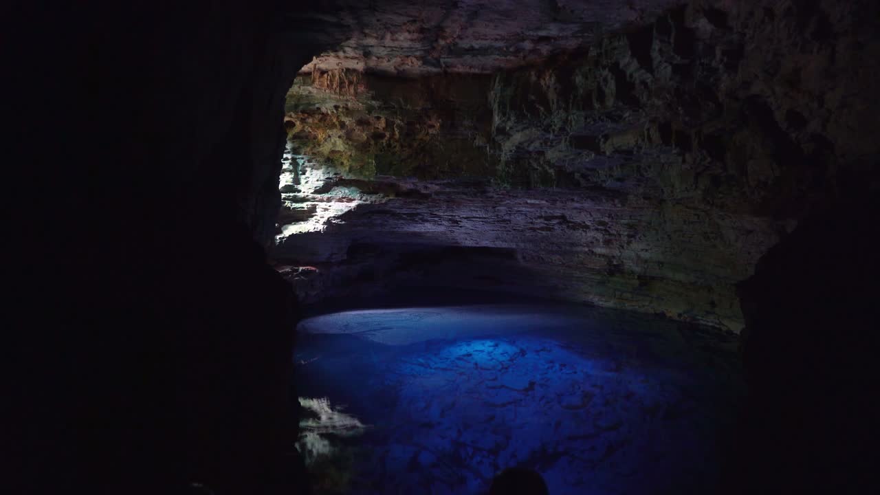 la impresionante cueva natural piscina el pozo encantado o poço encantado en el parque nacional chapada diamantina en el noreste de brasil con hermosas aguas azules claras