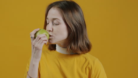 woman eating an apple