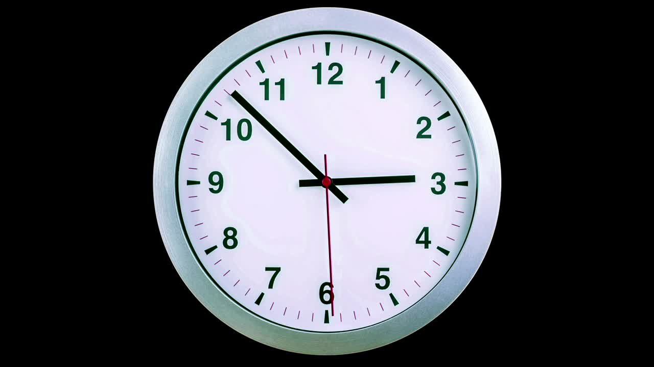 h24 horas timelapse bucle sin costuras listo, movimiento de las agujas del reloj, moderno reloj de pared de alarma metálico blanco en fondo de pantalla negra