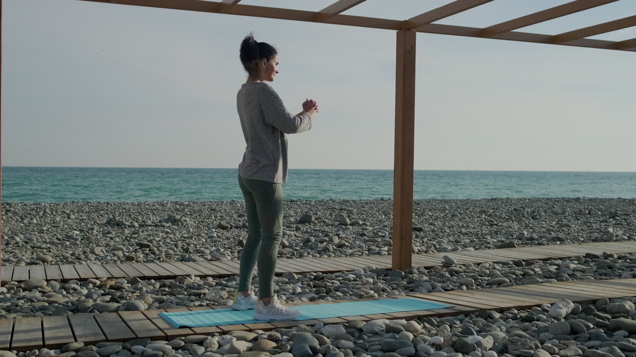 해변에서 스을 하는 여자