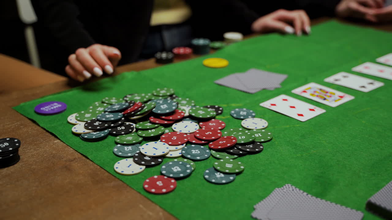 la cámara se centra en las fichas de póquer y las cartas de juego en la mesa 1