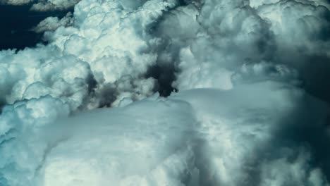 Epische-Sicht-Auf-Wolken-Von-Oben,-Überblick-über-Die-Wolkenbildung-In-Großer-Höhe