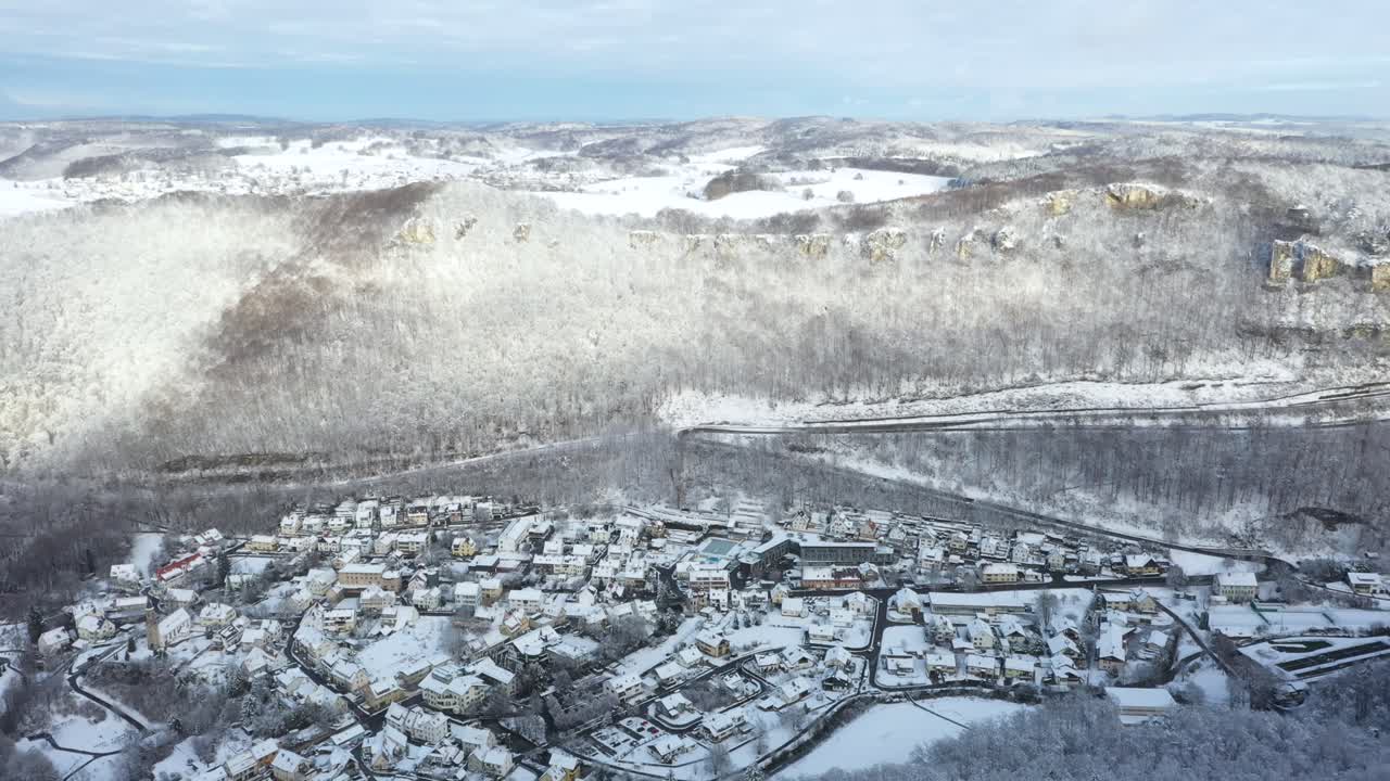 독일 스와비아에서 겨울 동안 눈 덮힌 호나우와 푸른 하늘을 배경으로 한 놀라운 공중 패닝