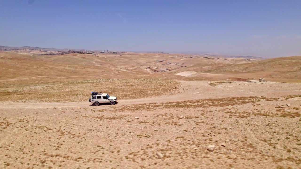 SUV's driving in the desert off road 3