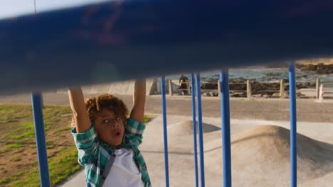 Niño-Divirtiéndose-En-El-Patio-De-Recreo