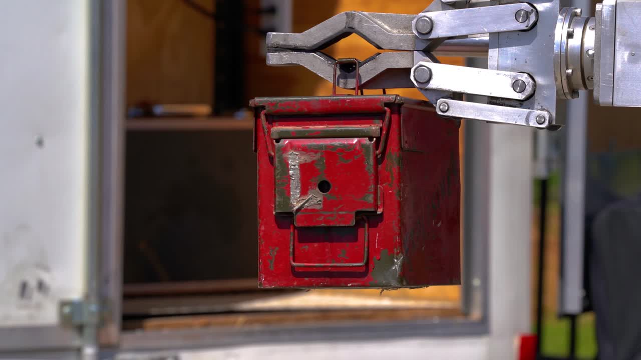 로 ⁇ 이 들고 있는 폭발물