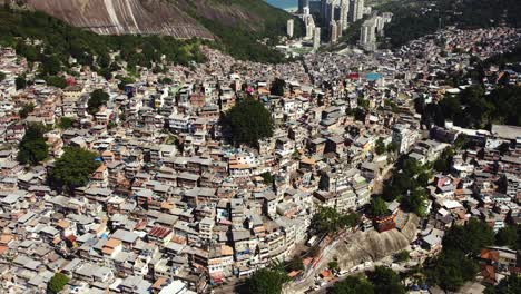 Vista-Aérea-Con-Vistas-Al-Barrio-De-Chabolas-Rocinha,-Violenta,-Comunidad-Favela-De-Río,-Brasil