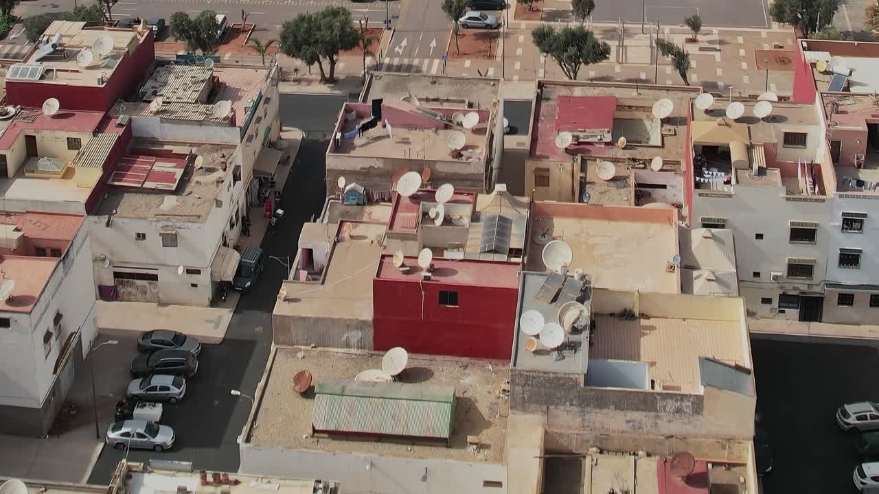 Vista aerea di tetti in Marocco con molte parabole satellitari