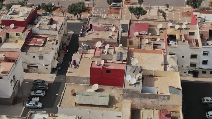 Vista aerea di tetti in Marocco con molte parabole satellitari
