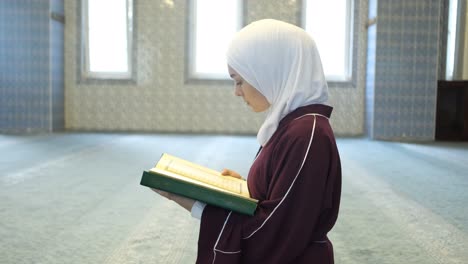 girl reciting quran