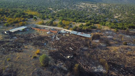 Vista-Aérea-Del-Recinto-Ganadero-Destruido-Por-Incendios-Forestales-En-El-Norte-De-Grecia,-Agosto-De-2023