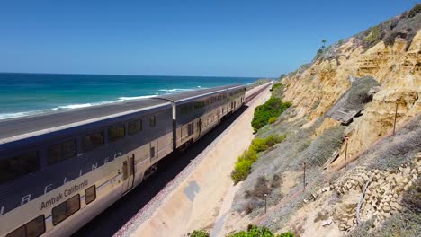 toma aérea del tren con vistas a la costa de delmar