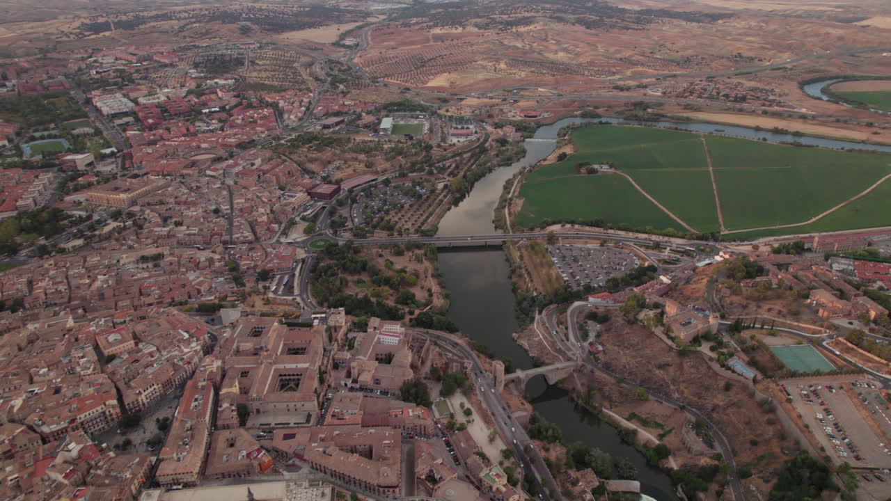 Panoroiva ilmakuva muinaisesta Toledon kaupungista Espanjassa, El Alcázar ja Alcántaran silta.