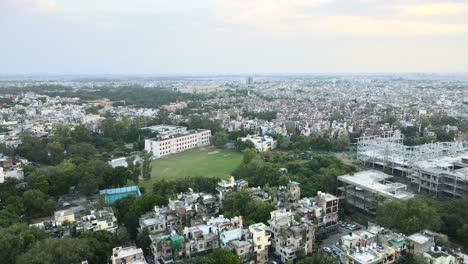 4k tomas aéreas de los suburbios residenciales de nueva delhi en un hermoso día deslizándose sobre techos, calles, parques y mercados en la india
