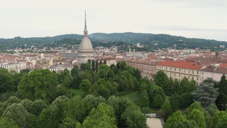 dolly aéreo vista izquierda de la mole antonelliana y el paisaje urbano de turín, italia