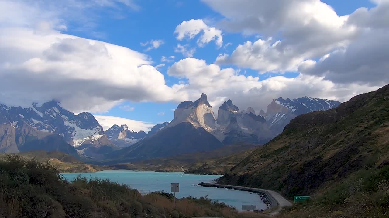 conduciendo por un camino de tierra cerca de los cuernos patagonia y sus lagos glaciares