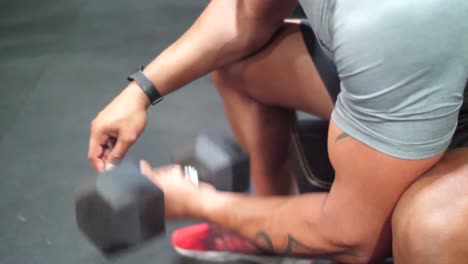 un culturista musculoso, entrenando apasionadamente en el gimnasio, levantando pesas con las manos