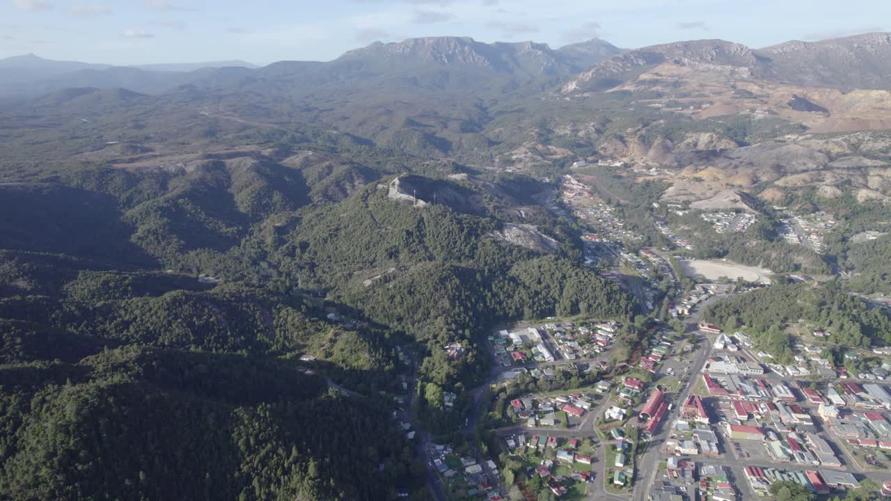 vista panorámica de las casas de queenstown y la cordillera durante el día en tasmania, australia
