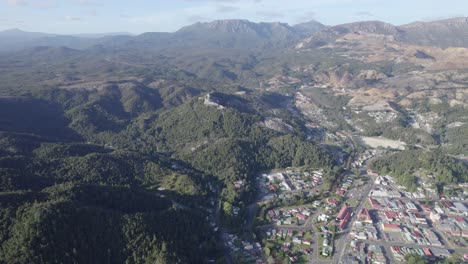 Panoramablick-Auf-Die-Häuser-Und-Die-Bergkette-Von-Queenstown-Tagsüber-In-Tasmanien,-Australien