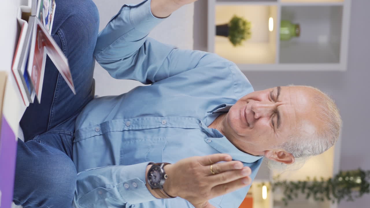 가족에 대한 갈망의 수직 비디오,  ⁇ 은이는 화해를 추구하고 기도합니다.