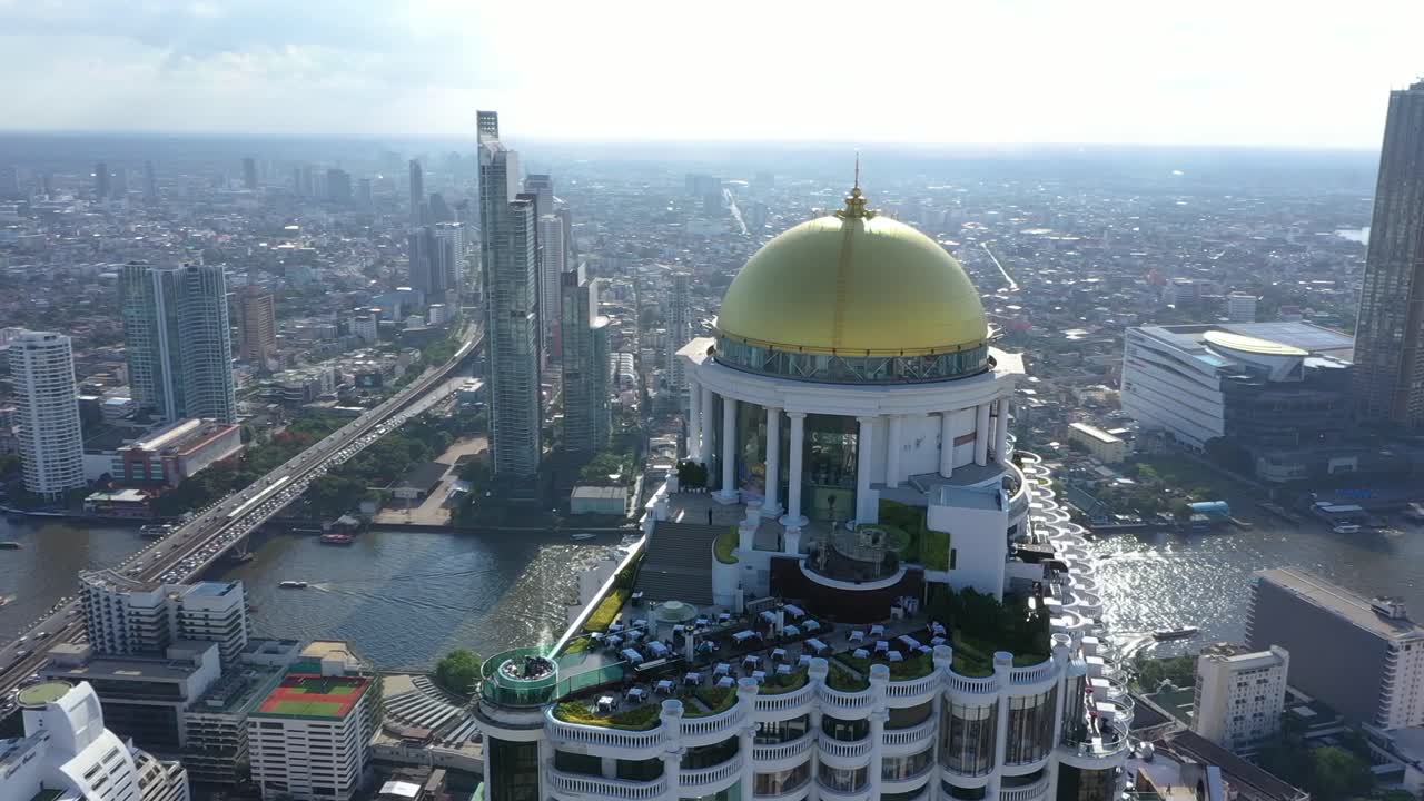 el sky bar se ve sentado en lo alto de la torre estatal en bangkok, tailandia