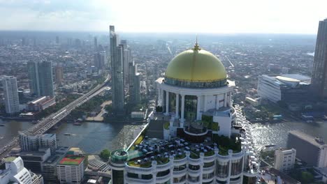 El-Sky-Bar-Se-Ve-Sentado-En-Lo-Alto-De-La-Torre-Estatal-En-Bangkok,-Tailandia