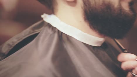 peluquero trabajando con hombre barba. hombre barbudo en barbería