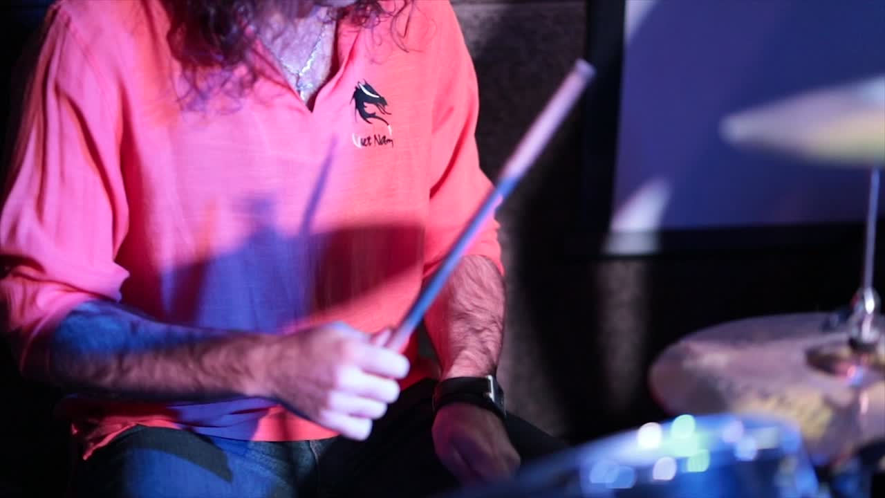 músico tocando la batería en el escenario