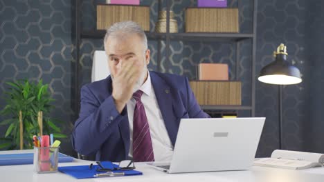 잘 관리되고 미소 짓는 긍정적인 사업가가 카메라를 쳐다보고 있습니다.