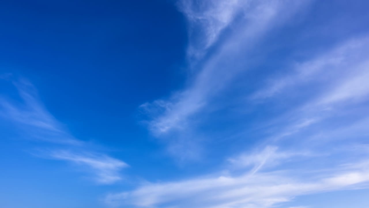 Cielo blu intenso con nuvole bianche e sottili in movimento