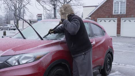 raspando hielo del auto