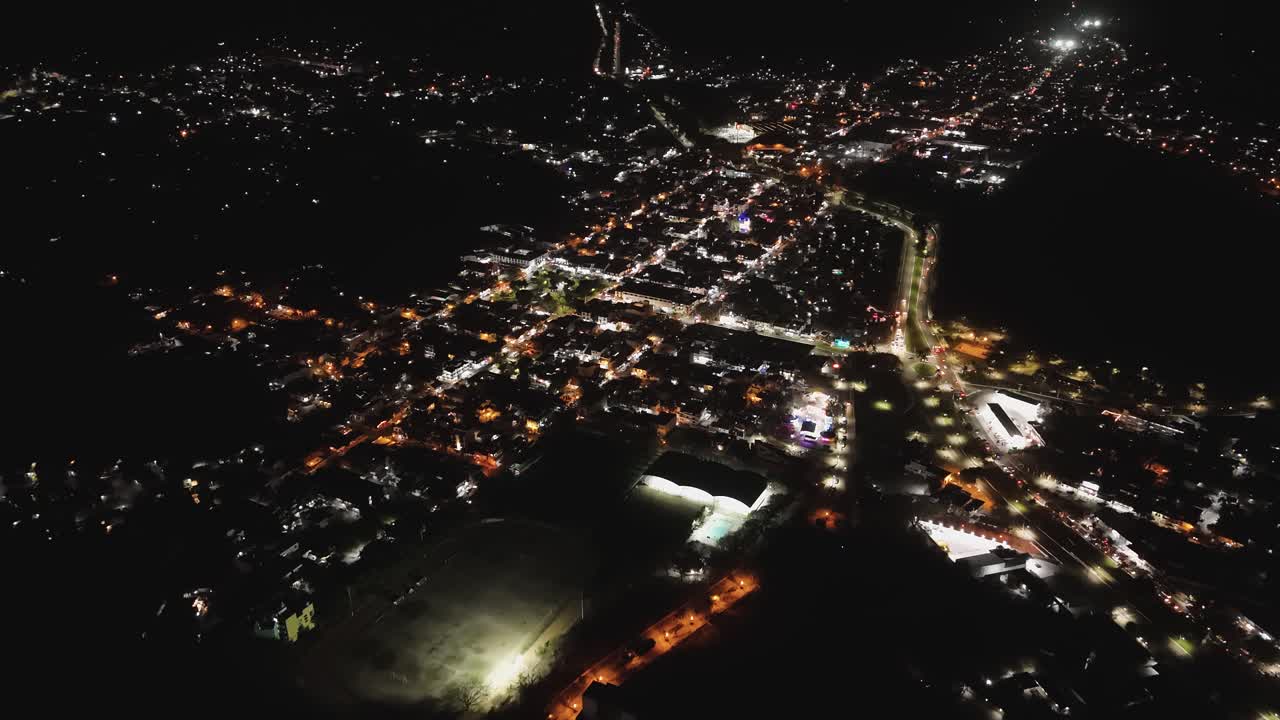 perspectiva aérea captura huatulco, oaxaca por la noche durante la primavera