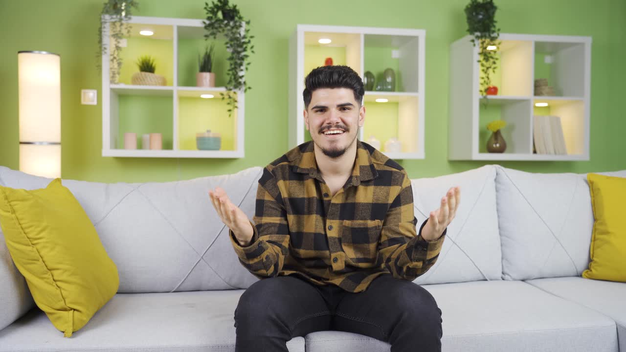 행복으로 미소를 짓는 젊은이.