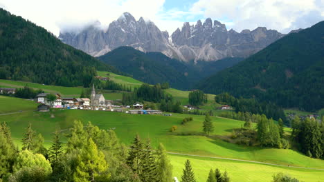 Santa-Maddalena---Dolomitas,-Paisaje-De-Italia