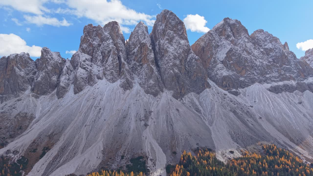 Farverige efterårstræer og ikoniske Dolomit-toppe, luftfoto, Italien