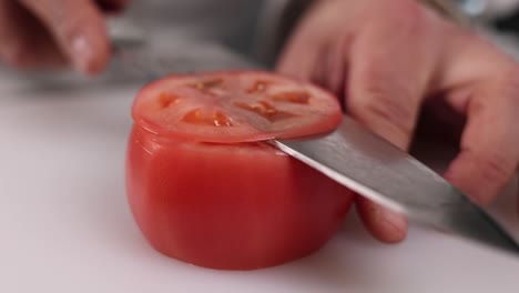 셰프가 토마토를 잘라내고 있다
