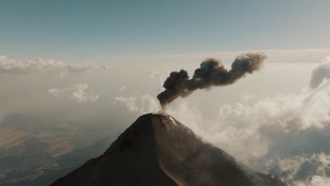 aerial de la actividad de erupción volcánica del volcán fuego en guatemala