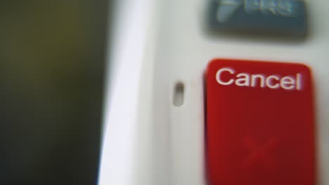 un macro close up de un pin pad números y letras en botones coloridos, deslizamiento suave movimiento a la derecha, video full hd, super cámara lenta, profundidad de campo borrosa