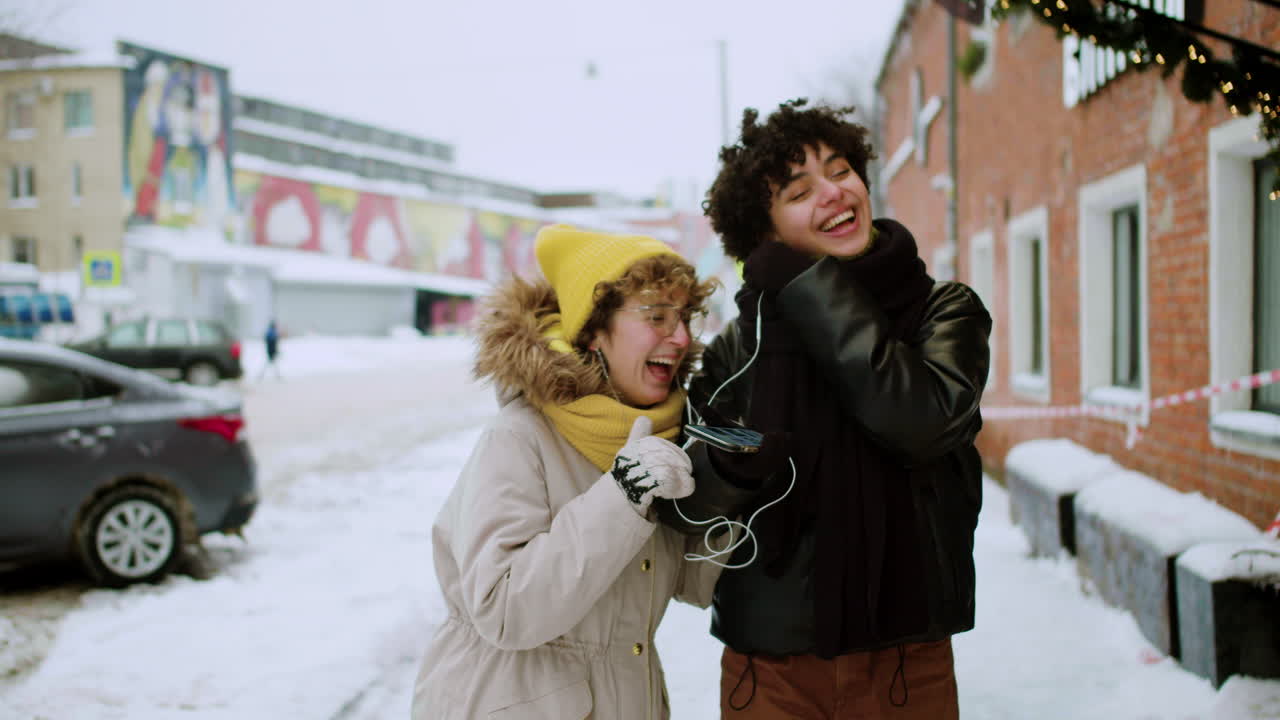 함께 시간을 보내는 레즈비언 커플