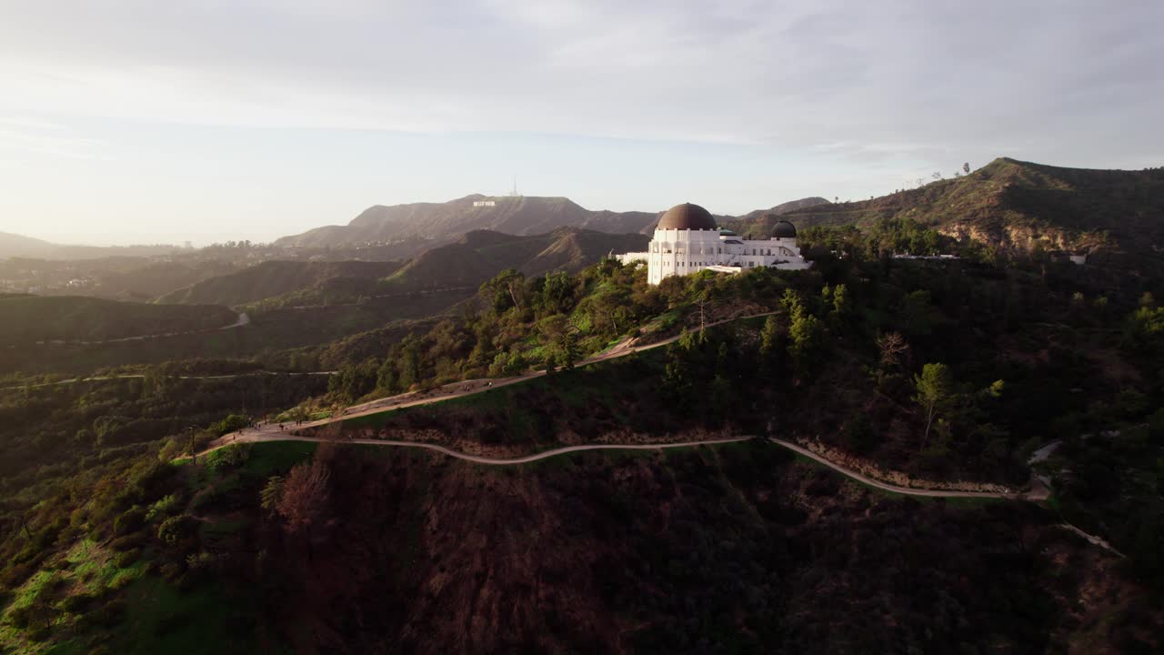pedestales de drones en el famoso observatorio griffith y el cartel de hollywood en los angeles, california