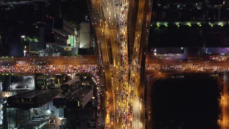 夜の忙しい高速道路橋