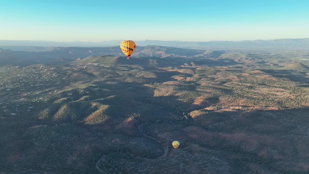 미국 애리조나 주 세도나 에서 해가 뜨면 뜨거운 공기 풍선 - 공중 드론 촬영