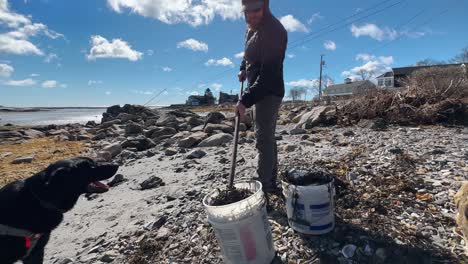 Trabajador-De-La-Playa-Limpiando-Algas-Marinas-Playa-De-Arena-A-Cámara-Lenta