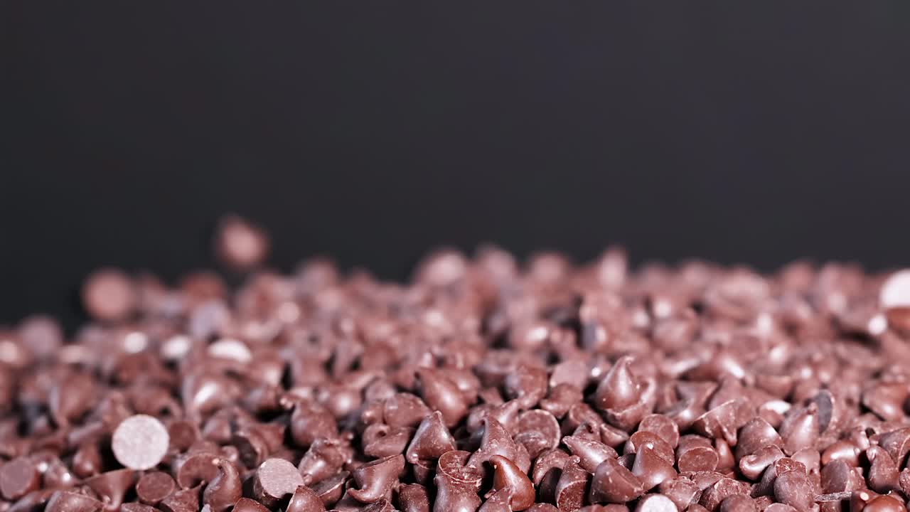 초콜릿 이 어리 위에 아져 나옵니다.