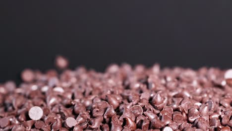 chips de chocolate en cascada en una pila