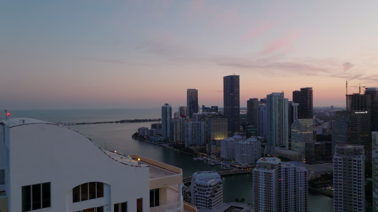 어두워지는 해변 에 있는 높은 건물 들 의 집단. 럭셔리 고층 아파트 건물 들 의 주거 단지 의 뒤로 드러난 모습. 마이애미, 미국