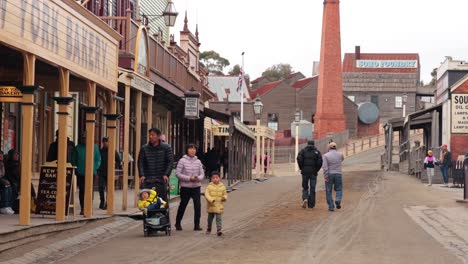 visitantes caminando por la histórica calle sovereign hill