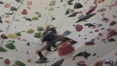 Indoor-Kletterabenteuer-An-Einem-Abwechslungsreichen-Wand-Setup